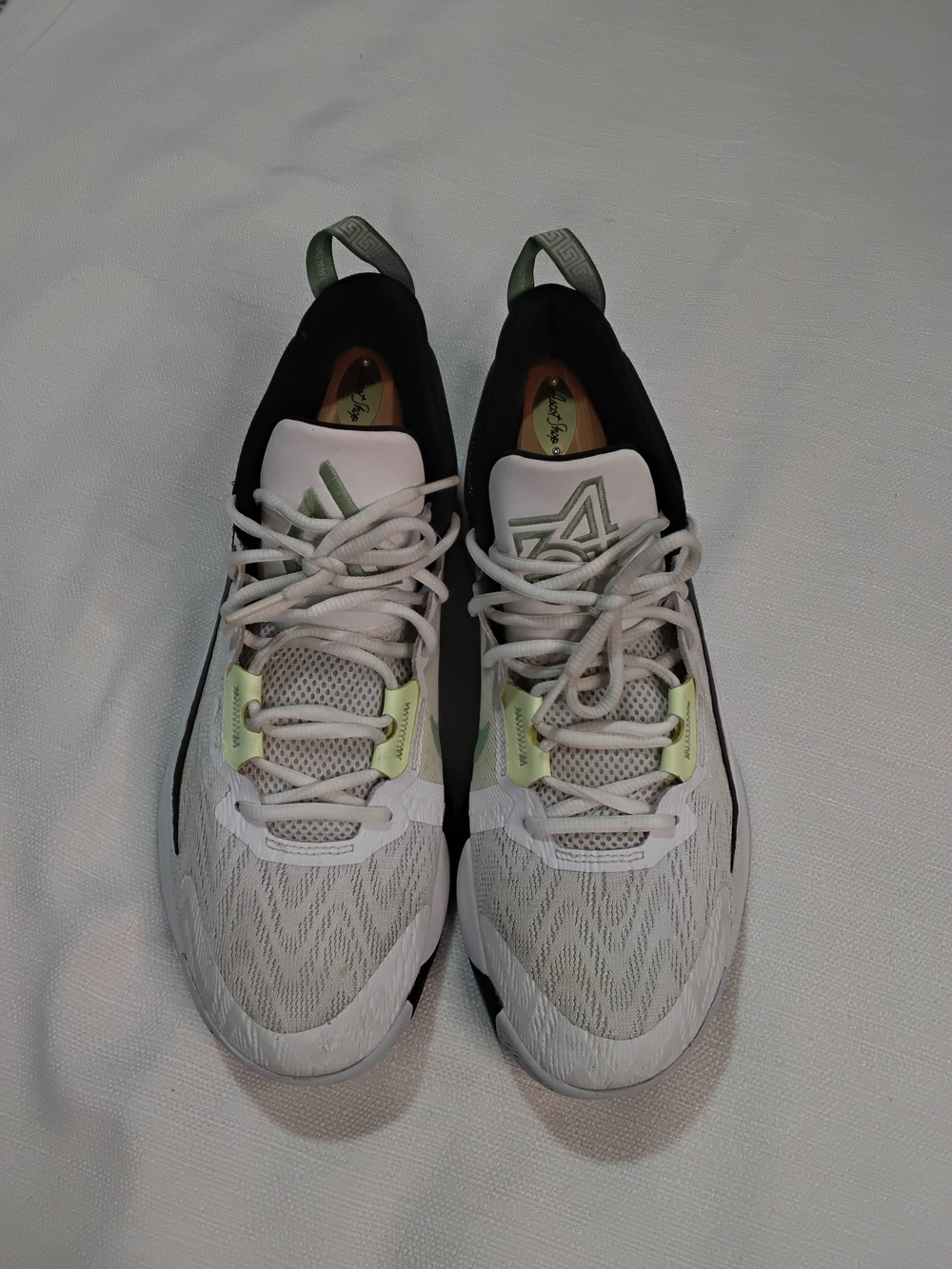 Nike Giannis Immortality 2 Men’s Athletic Shoes White Black Green Accents Sz10.5